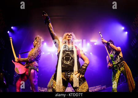 La American glam metal band Pantera acciaio esegue un concerto dal vivo a VEGA in Copenhagen. Qui la cantante e musicista Michael Starr è visto dal vivo sul palco il chitarrista sacchetta (R) e bass player Lexxi Foxx (L). Danimarca, 20/09 2016. Foto Stock