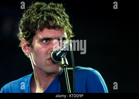 Il canadese rock band Suuns esegue un concerto dal vivo presso il Danish music festival Roskilde Festival 2013. Qui il cantante e chitarrista Ben Shemie è visto dal vivo sul palco. Danimarca, 05/07 2013. Foto Stock