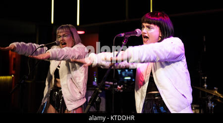 Il pop svedese del gruppo Magnettes esegue un concerto dal vivo al Bar ideale di Copenaghen. Qui i due cantanti Sanna Kalla e Rebecka Digervall sono visti dal vivo sul palco. Danimarca, 21/04 2016. Foto Stock