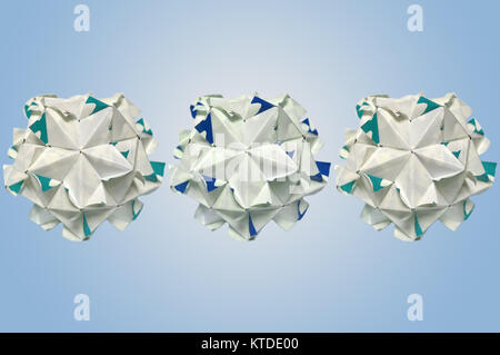 Origami modulare su sfondo blu Foto Stock