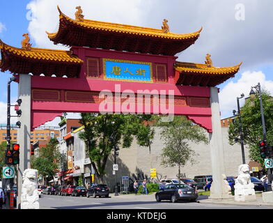 Segno cinese per 'Chinatown', l'ingresso al Montreal Chinatown nella zona di de la Gauchetière Street Montreal, Quebec, Canada Foto Stock