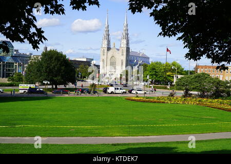 Una vista della cattedrale di Notre Dame Basilica dalle principali's Hill Park nel centro cittadino di Ottawa, Ontario, Canada Foto Stock