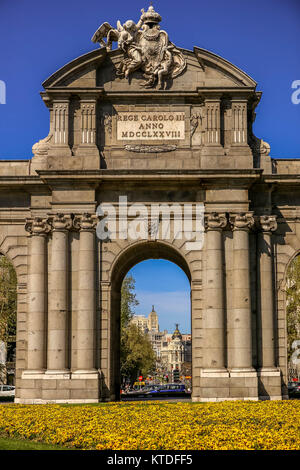 La Porta di Alcalá (Puerta de Alcala) è una delle antiche porte della città di Madrid, Spagna Foto Stock