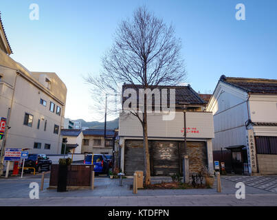 Nagano, Giappone - 29 dic 2015. Paesaggio della città vecchia al crepuscolo in Nagano, Giappone. Nagano si è evoluta come una città Tempio Zenkoji intorno, uno del Giappone la maggior parte dei po Foto Stock