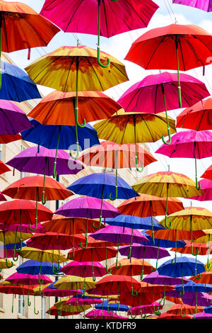 Colorate e luminose ombrello instalation in Southgate Shopping Mall, bagno, Somerset Foto Stock