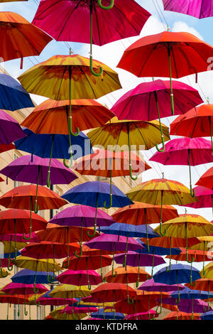 Colorate e luminose ombrello instalation in Southgate Shopping Mall, bagno, Somerset Foto Stock