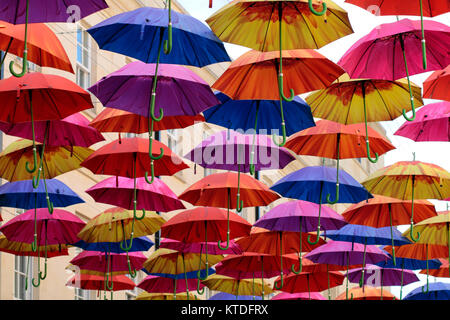 Colorate e luminose ombrello instalation in Southgate Shopping Mall, bagno, Somerset Foto Stock