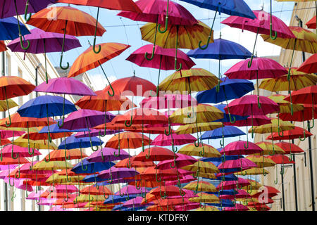 Colorate e luminose ombrello instalation in Southgate Shopping Mall, bagno, Somerset Foto Stock