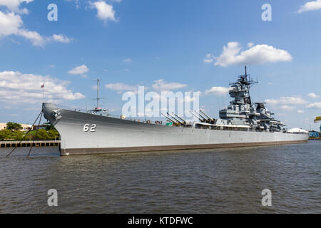 La Corazzata New Jersey, ormeggiato sul fiume Delaware, Camden, NJ, Stati Uniti. USS New Jersey (BB-62) è un Iowa-classe corazzata. Foto Stock