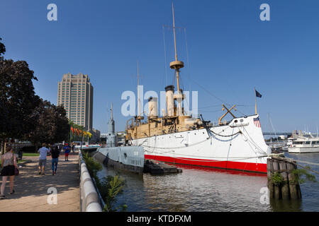 L'Olympia Cruiser e la USS Becuna (SS/AGSS-319), un Balao-class sottomarino, Penns Landing Waterfront, Philadelphia, Pennsylvania, Stati Uniti. Foto Stock