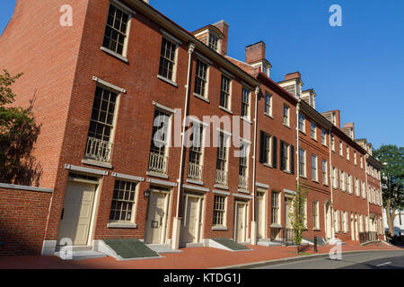 Restaurato del XVIII e XIX secolo case a schiera su Walnut Street, società Hill, Philadelphia, Pennsylvania, Stati Uniti. Foto Stock