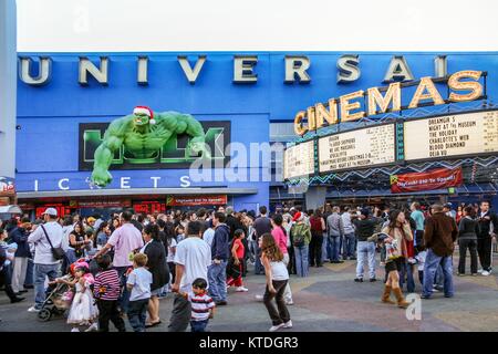 LOS ANGELES, CALIFORNIA, USA, dicembre 25, 2006 - Alcune persone la linea fino al cinema box office all'interno di Universal Studios di Hollywood. Foto Stock