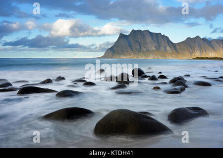 Utakleiv beach, Vestvagoy, Lofoten, Nordland, Norvegia Foto Stock
