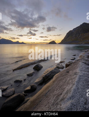 Haukland beach, Vestvagoy, Lofoten, Nordland, Norvegia al tramonto Foto Stock