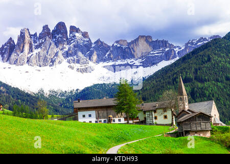 Impressionante villaggio tradizionale in Val di Funes,Dolomiti,Italia del Nord. Foto Stock