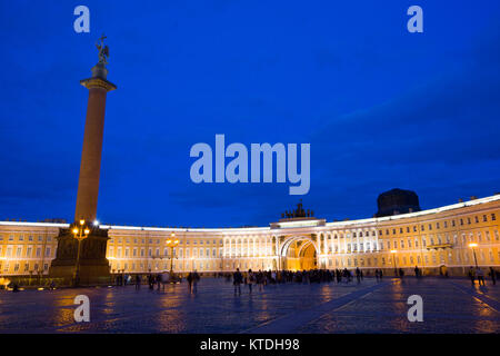 Alexander colonna (sinistra), General Staff Building, la Piazza del Palazzo, San Pietroburgo, Sito Patrimonio Mondiale dell'UNESCO, Russia Foto Stock