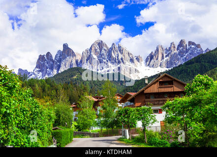 Splendido paesaggio alpino,Val di Funes,l'Italia. Foto Stock