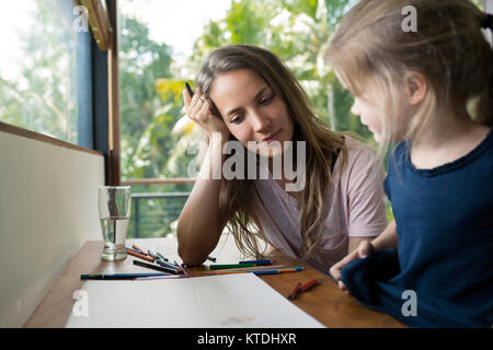 Madre e figlia di Disegno con matite colorate Foto Stock