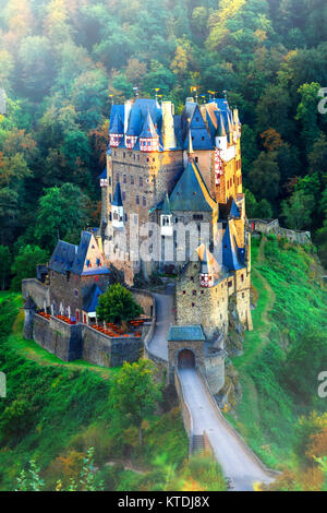 Impressionante Burg Eltz castello medievale,vista panoramica,Germania. Foto Stock