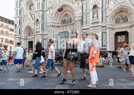 Selfie turistici al di fuori del Duomo di Firenze, Firenze, Italia Foto Stock