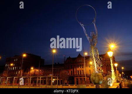 Il faro di speranza la statua di notte nella capitale dell'Irlanda del Nord, Belfast Foto Stock
