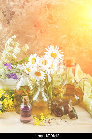 Bottiglie con aroma naturale di oli essenziali, malta e fiori selvatici, spa concept. Foto Stock