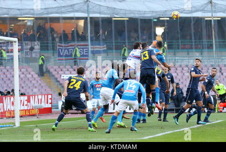 Napoli, Italia. 23 Dic, 2017. L'Italia, Napoli - 23 dicembre 2017 Campionato Italiano di una partita di calcio a stadio San Paolo tra SSC Napoli e AC Sampdoria finito di 3 - 2 nella foto: Credito: Fabio Sasso/Pacific Press/Alamy Live News Foto Stock