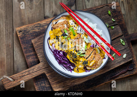 Katsu Curry con scaloppa di pollo Foto Stock