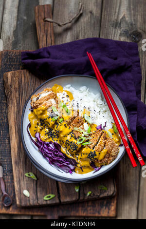 Katsu Curry con scaloppa di pollo Foto Stock