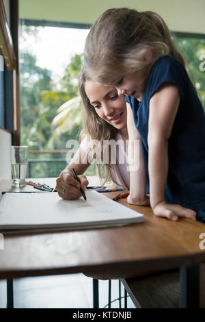 Madre e figlia di Disegno con matite colorate Foto Stock