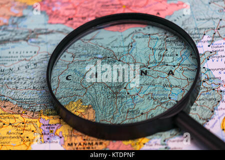 Mappa della Cina attraverso la lente di ingrandimento su una mappa del mondo Foto Stock