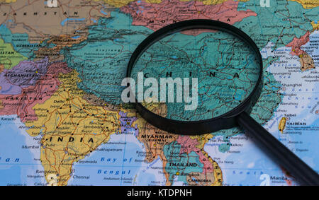 Mappa della Cina attraverso la lente di ingrandimento su una mappa del mondo Foto Stock