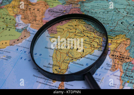 Mappa di India attraverso la lente di ingrandimento su una mappa del mondo Foto Stock