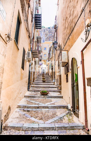 Vecchio steet mediterranea Via Caracciolo a Cefalù, città medievale della Sicilia, Italia. Foto Stock