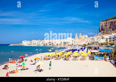 Cefalù, Sicilia-SEP 16,2014: persone non identificate sulla spiaggia sabbiosa di Cefalu, Sicilia, Italia al 16 Set 2014. Cefalù è un attraente centro storico e mari Foto Stock