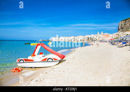 Cefalù, Sicilia-SEP 16,2014: persone non identificate sulla spiaggia sabbiosa di Cefalu, Sicilia, Italia al 16 Set 2014. Cefalù è un attraente centro storico e mari Foto Stock