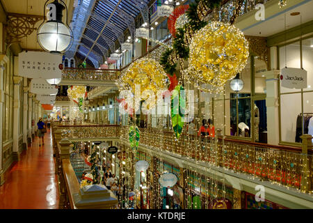 Il filamento interno Arcade stagione di vacanze Natale decorato, Sydney, NSW, Australia Foto Stock