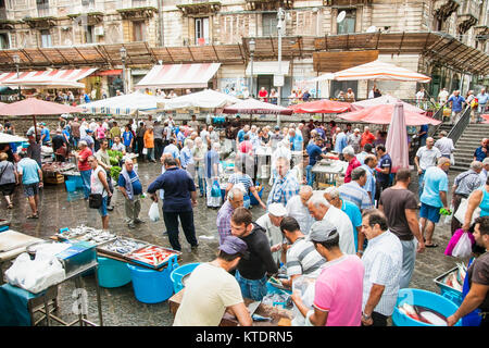 CATANIA, Italia- SEP 17,2014: venditori e byers sul famoso mercato del pesce di Catania il Sep 17, 2014, Italia. Anche questo mercato è attrazione turistica in Foto Stock