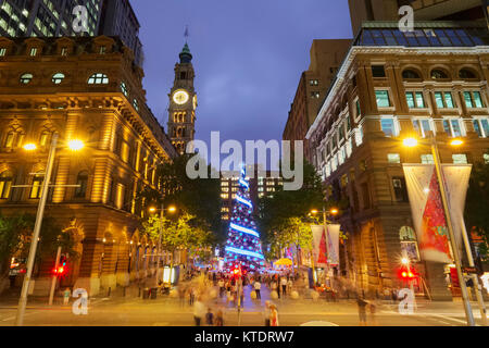 Un gigantesco albero di Natale in Martin il posto è illuminato come parte di un natale display luci nella celebrazione del Natale a Sydney in Australia Foto Stock