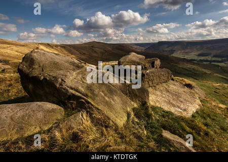 Formazioni rocciose in cima alla collina di Pots 'n Pans (Pots and Pans), Greenfield, Saddleworth, Greater Manchester, Regno Unito Foto Stock