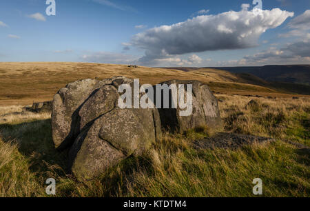 Formazioni rocciose chiamate Kinder Stones in cima a Pots 'n Pans (Pots and Pans) Hill, Greenfield, Saddleworth, Greater Manchester, Regno Unito Foto Stock