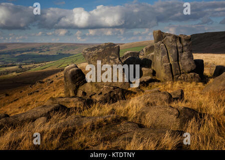 Formazioni rocciose chiamate Kinder Stones in cima a Pots 'n Pans (Pots and Pans) Hill, Greenfield, Saddleworth, Greater Manchester, Regno Unito Foto Stock