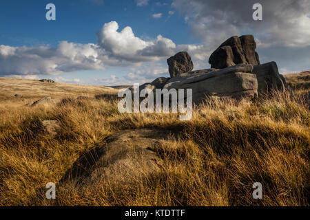 Formazioni rocciose chiamate Kinder Stones in cima a Pots 'n Pans (Pots and Pans) Hill, Greenfield, Saddleworth, Greater Manchester, Regno Unito Foto Stock