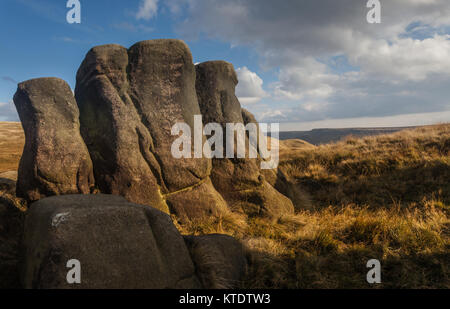 Formazioni rocciose chiamate Kinder Stones in cima a Pots 'n Pans (Pots and Pans) Hill, Greenfield, Saddleworth, Greater Manchester, Regno Unito Foto Stock