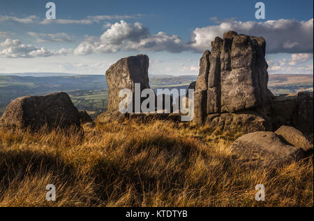 Formazioni rocciose chiamate Kinder Stones in cima a Pots 'n Pans (Pots and Pans) Hill, Greenfield, Saddleworth, Greater Manchester, Regno Unito Foto Stock