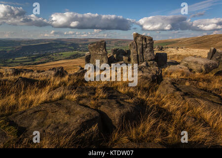 Formazioni rocciose chiamate Kinder Stones in cima a Pots 'n Pans (Pots and Pans) Hill, Greenfield, Saddleworth, Greater Manchester, Regno Unito Foto Stock