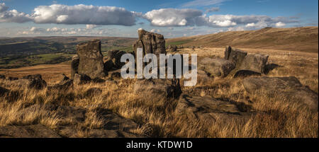 Formazioni rocciose chiamate Kinder Stones in cima a Pots 'n Pans (Pots and Pans) Hill, Greenfield, Saddleworth, Greater Manchester, Regno Unito Foto Stock