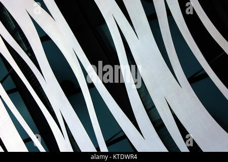 Close-up della costruzione metallica di rivestimento in bianco e nero strisce della zebra, Barcellona, Spagna Foto Stock