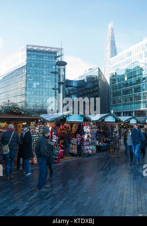 Mercatino di Natale bancarelle con il grattacielo Shard e moderni edifici per uffici sulla riva sud del fiume Tamigi Londra Inghilterra Regno Unito Regno Unito Foto Stock