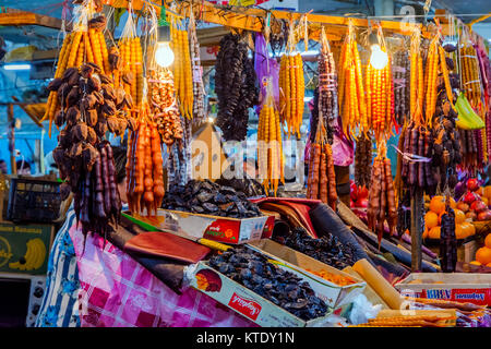 In stile Georgiano tradizionale churchkhela fatta di frutta a guscio e frutta secca immerso in un succo di frutta per la vendita sul mercato locale a Kutaisi, Georgia Foto Stock